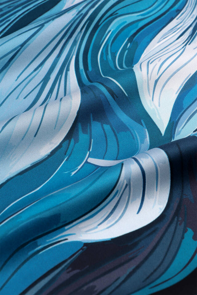 وشاح حريري منقوش بنقشة آريا الزرقاء - 3