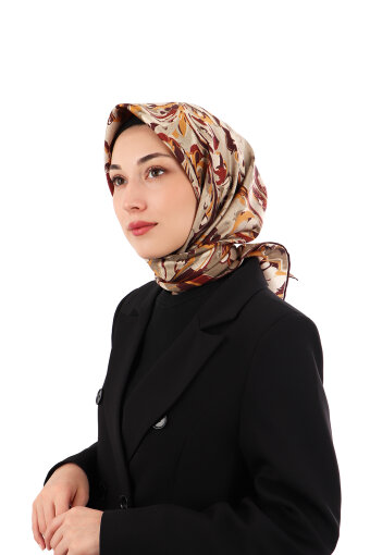 وشاح حريري مائل بنقشة زهور باللون البيج 