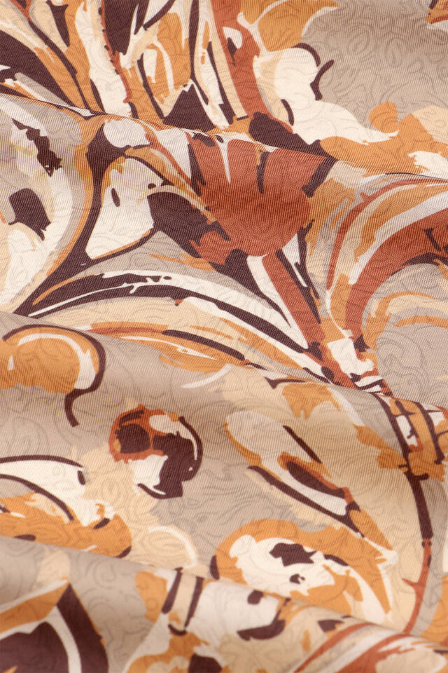 وشاح حريري مائل بنقشة زهور بنية اللون - 3