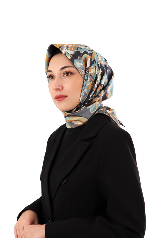 وشاح حريري مائل بنقشة زهور سوداء 