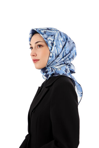 وشاح حريري مائل بنقشة زهور باللون الأزرق الداكن 