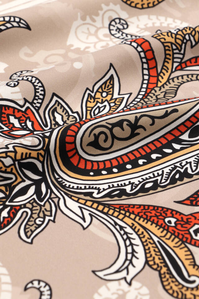 وشاح حريري مائل بنمط شال قهوة حليبية - 3