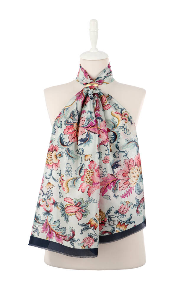 وشاح حريري من الفوال بنقشة زهور زرقاء داكنة - 2