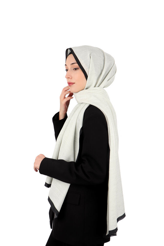 شال حرير قطني بنقشة مونوغرام باللون البيج الفاتح - 1