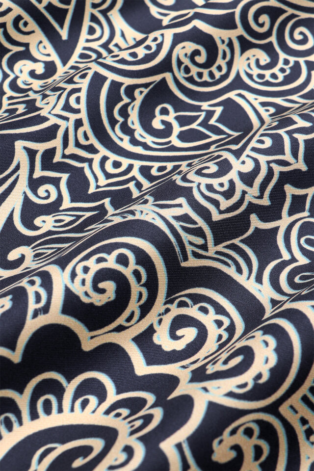 وشاح حريري مائل بنقشة فنية باللون الأزرق الداكن - 4