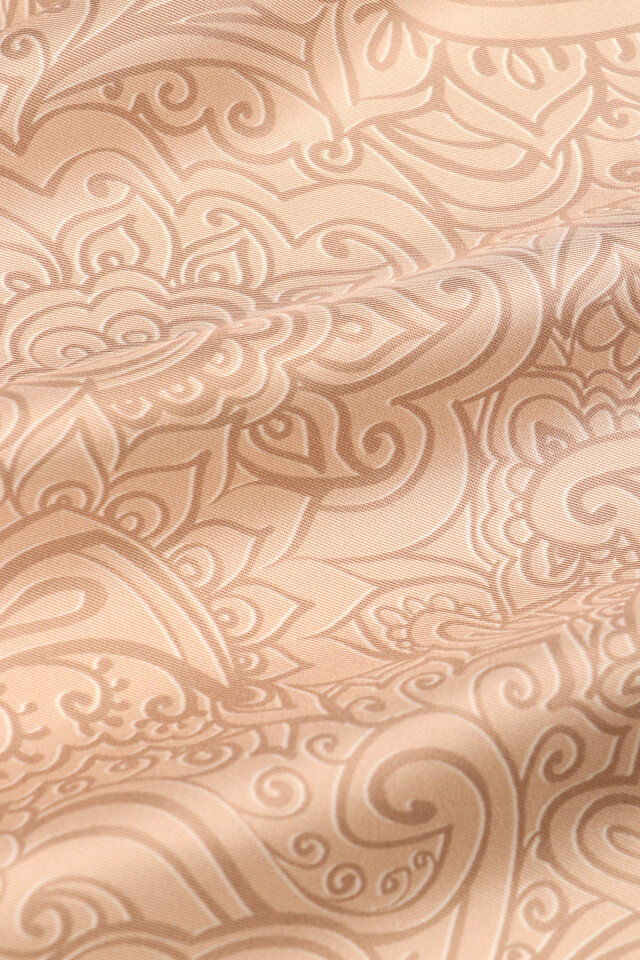 وشاح حريري مائل بنمط فني من سمك السلمون - 4