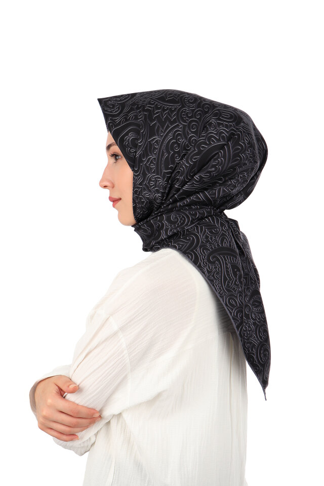 وشاح حريري أسود منقوش بنقشة فنية - 2