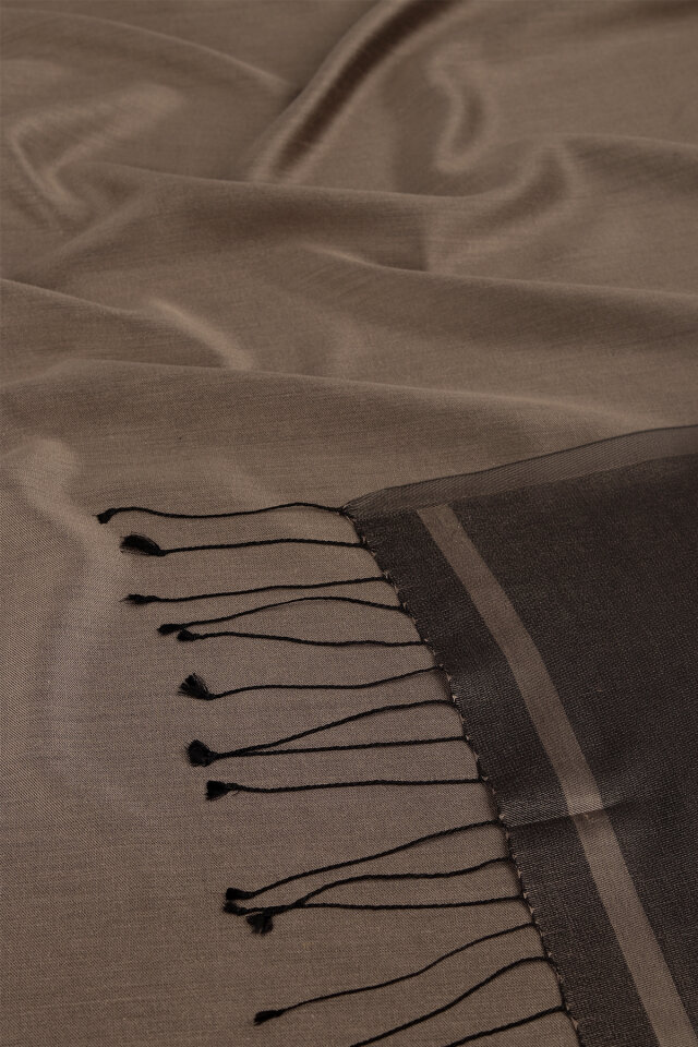 شال حرير مزدوج الوجهين من فرو المنك الأسود - 5