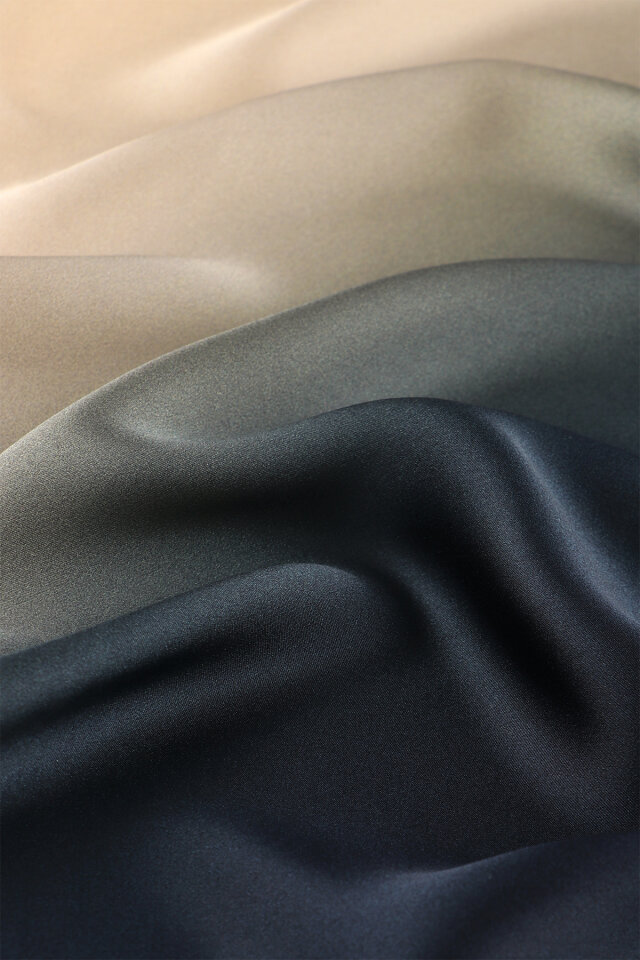 وشاح حرير سورا متدرج اللون بيج وأزرق داكن - 4