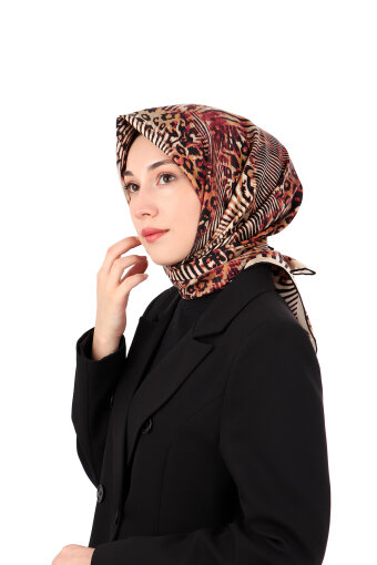 وشاح حريري مائل بنقشة جلد الفهد وحمار الوحش 