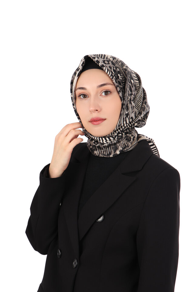 وشاح حريري رمادي بنقشة جلد الفهد 