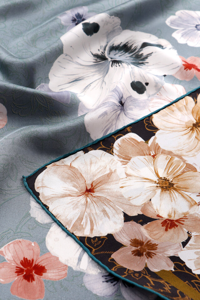 وشاح حريري مزدوج الجوانب بنقشة زهرة الخشخاش الزرقاء - 2