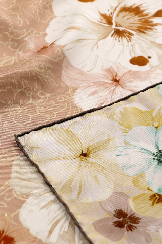 وشاح حريري مزدوج الجوانب بنقشة زهرة الخشخاش بلون القهوة الحليبية - 2