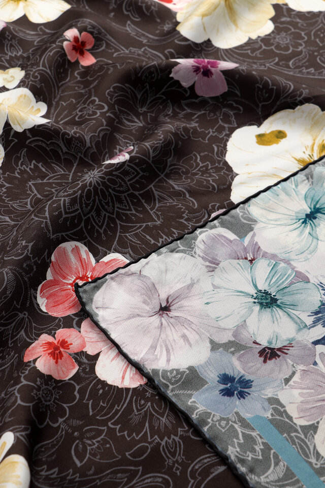 وشاح حريري مزدوج الجوانب بنقشة زهرة الخشخاش والقهوة المرّة - 2