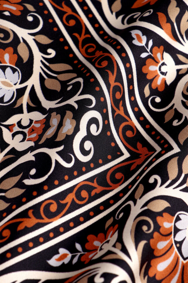 وشاح حريري مائل بنمط تاج البلاط - 3