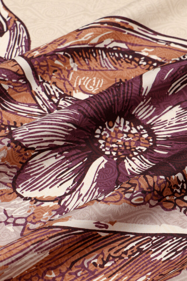 وشاح حريري مائل بنقشة بحر المنك - 4