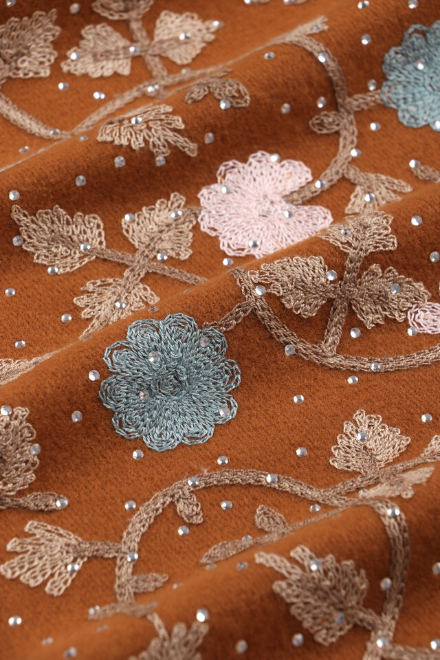 شال شتوي مطرز بحجر القرفة - 4