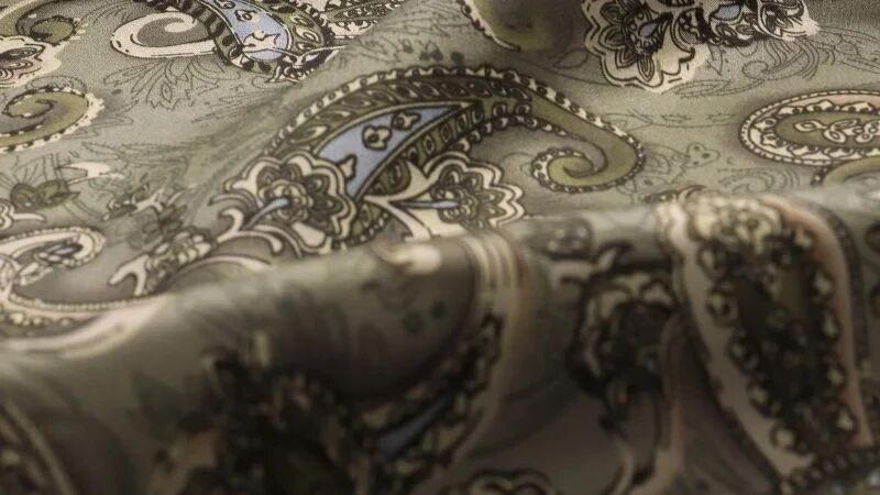 Erkek Fular: Şıklığın ve Zarafetin Tamamlayıcı Aksesuarı