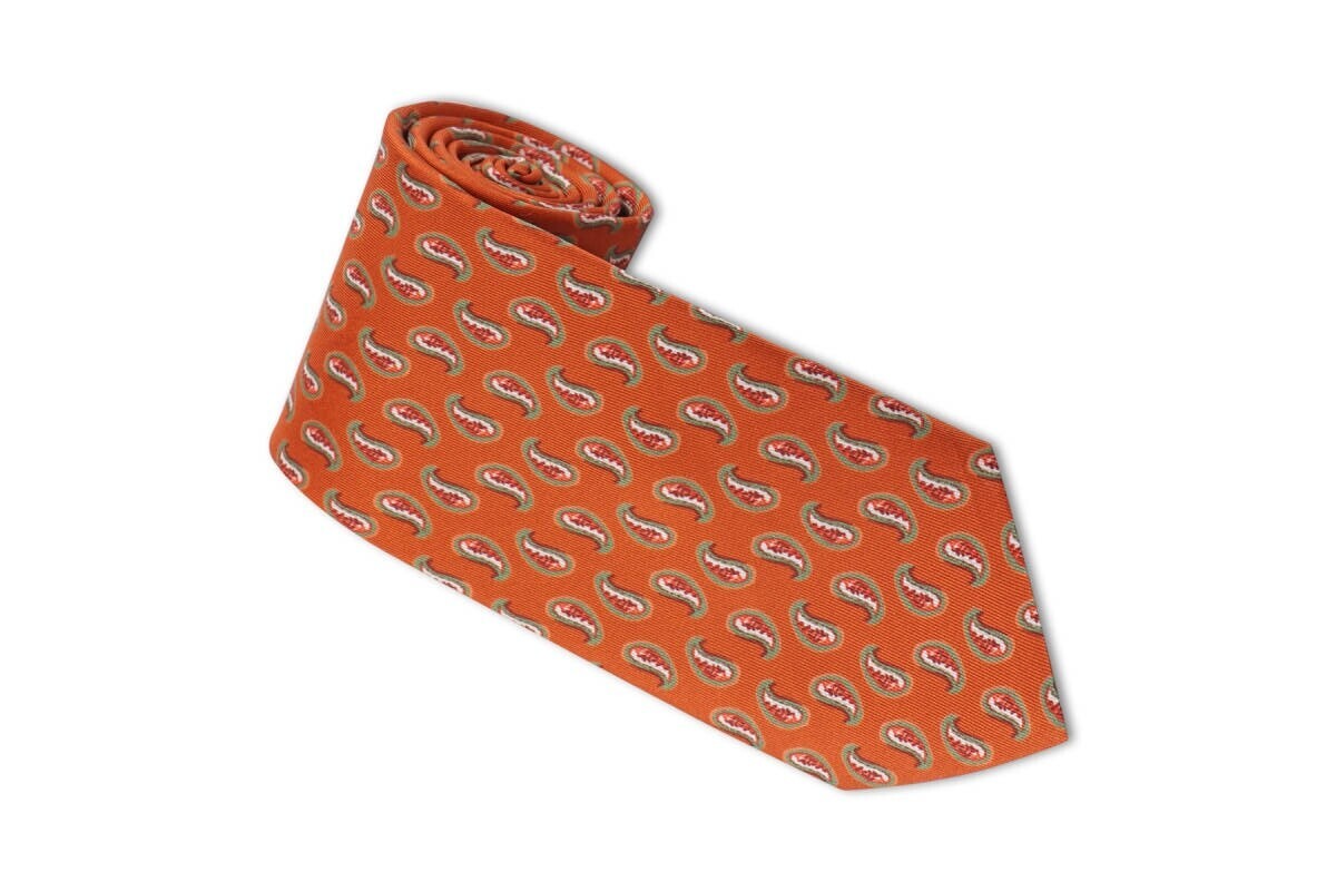 İpek Kravat: Takım Elbiseye Değer Katan Zamansız Aksesuar