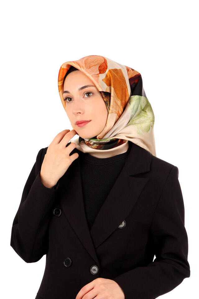 Sura İpek Eşarp ile Klasik Zarafeti Yeniden Yorumlayın