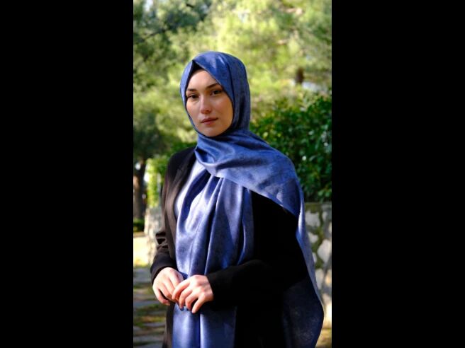 Saten Şal: Zarafet ve Işıltının Buluştuğu Seçim