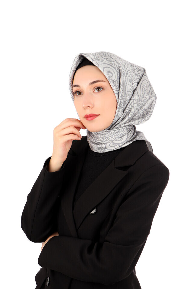 Eşarp Seçim Rehberi: Kumaş, Renk ve Stil Uyumu ile Şıklığı Yakalayın