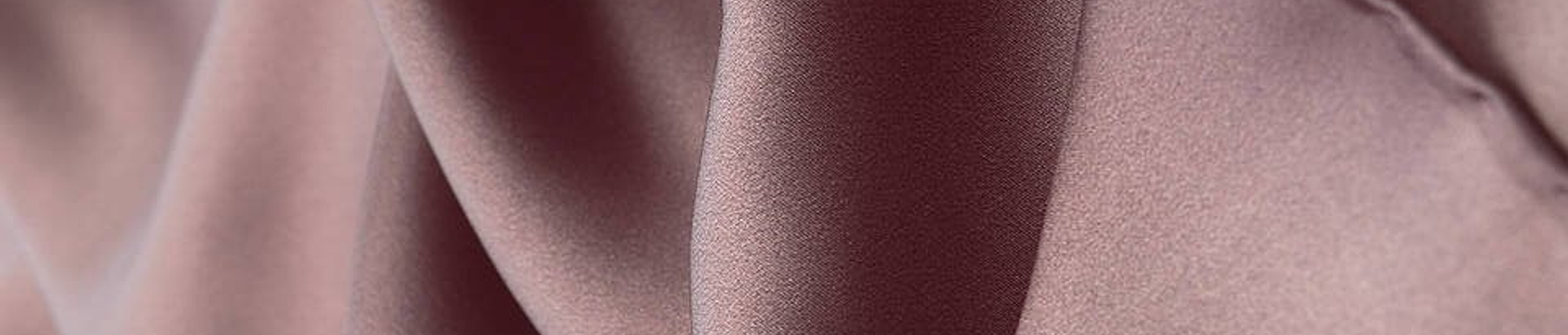 Minimalist Stil İçin Düz İpek Eşarp Seçimi