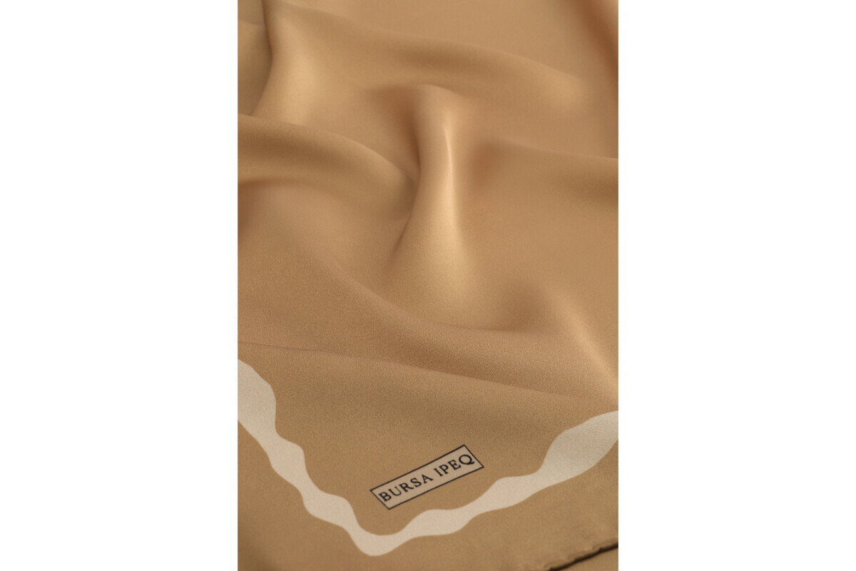 İpek Eşarp Modelleri: Zarafetin ve Şıklığın Simgesi