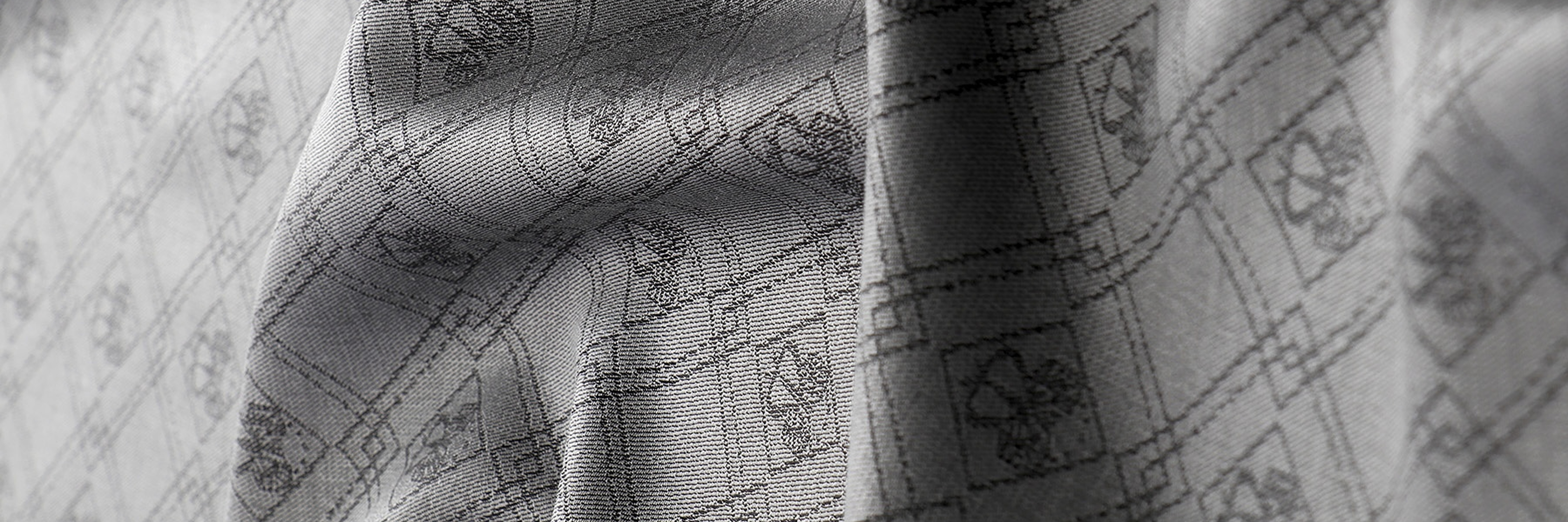 Jakarlı İpek Şal: Kaliteli Şıklığın Zamansız Temsilcisi