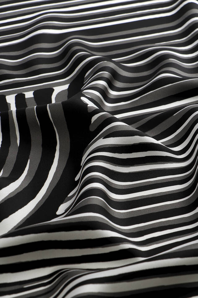 Black Illusion Pattern Twill Silk Square Scarf - 2