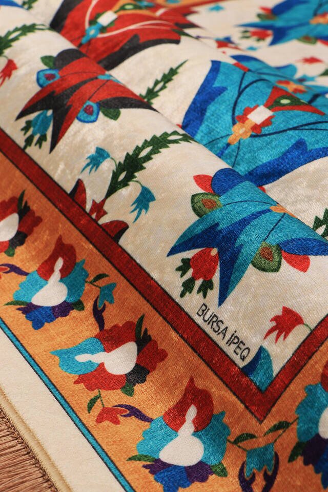 Ecru Velvet Carpet Prayer Rug - 2