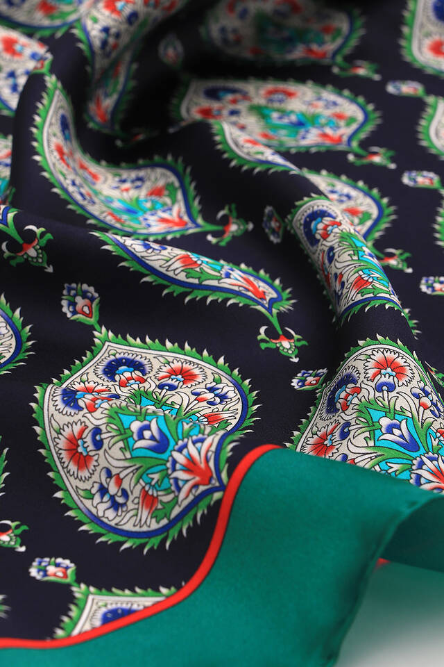 Oil Green Hatai Pattern Silk Square Scarf - 3