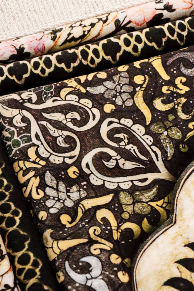 Black Quilted Sponge Prayer Rug - 3