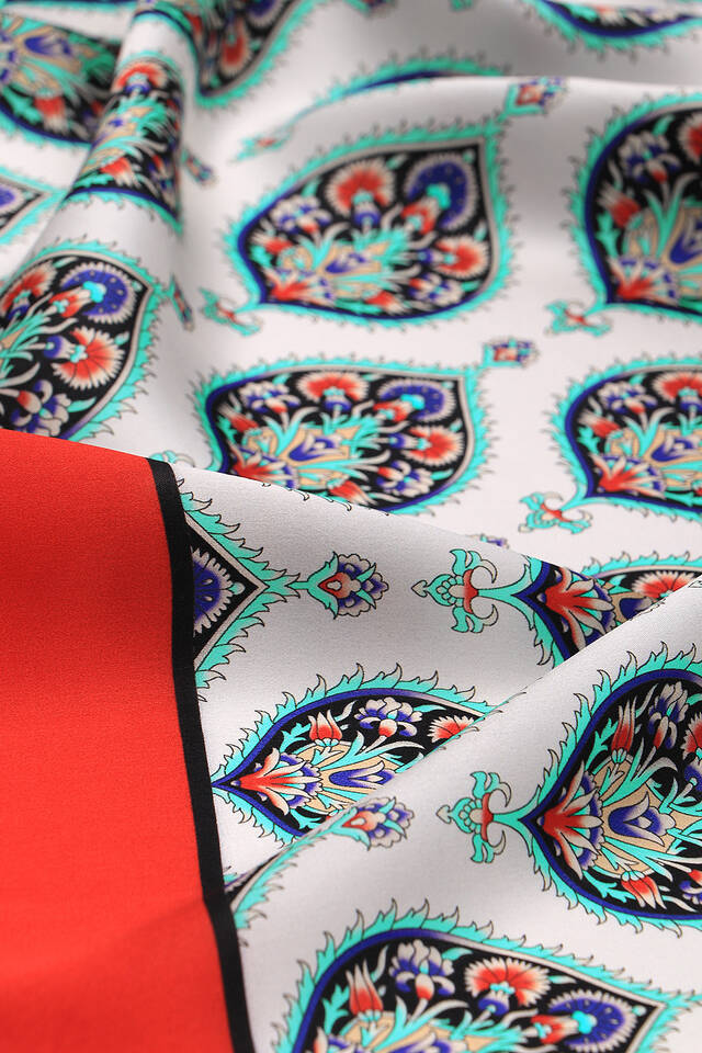 Red Hatai Pattern Silk Square Scarf - 3
