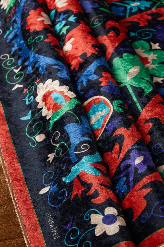 Red Velvet Carpet Prayer Rug - 2