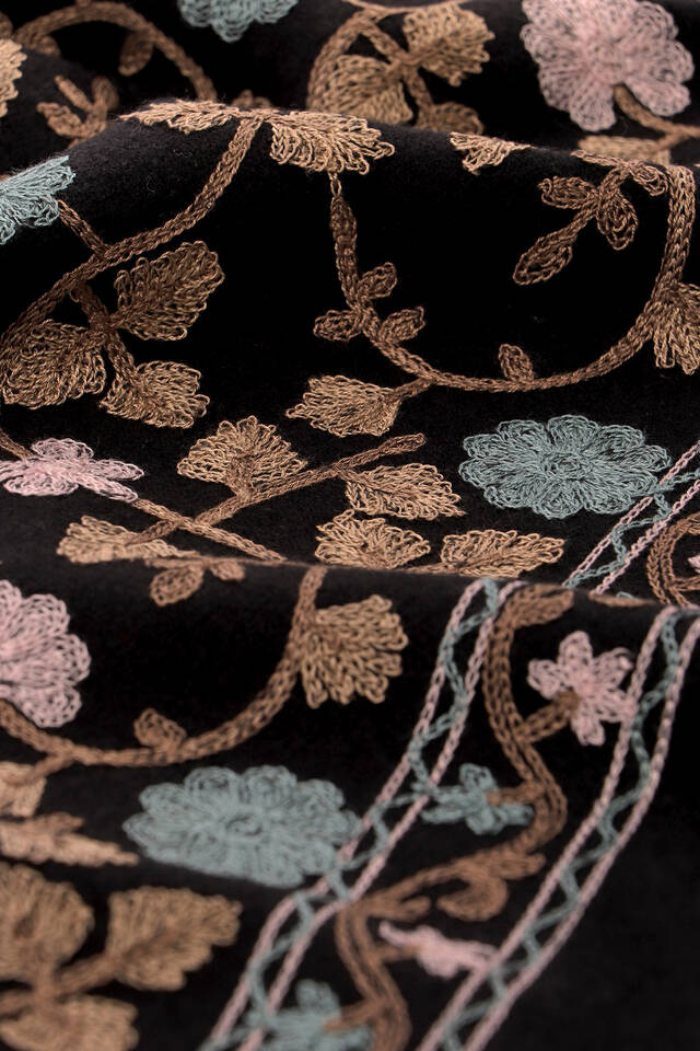 Siyah Nakışlı Kışlık Şal - 4