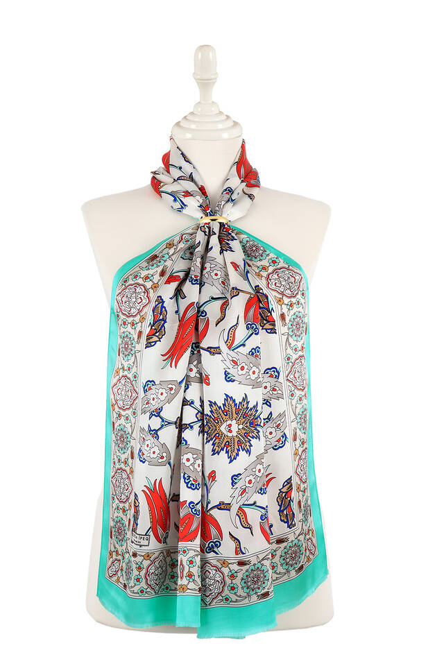 فولارد من الحرير بنمط أفسس بلون كريمي أخضر مائي 