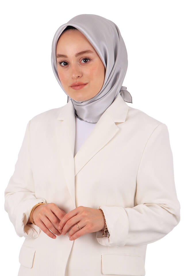 وشاح مربع من الحرير بلون فضي بلون سورا - 2